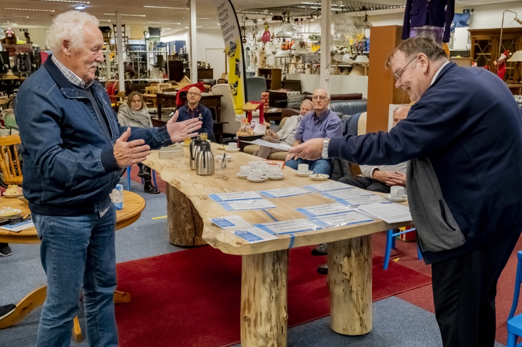 <p>Voorzitter Toon van der Sloot (rechts) van de Vincentiusvereniging reikt een van de cheques uit aan Barry van Brakel. Hij kreeg 1.500 euro voor WensAmbulance Brabant. </p>