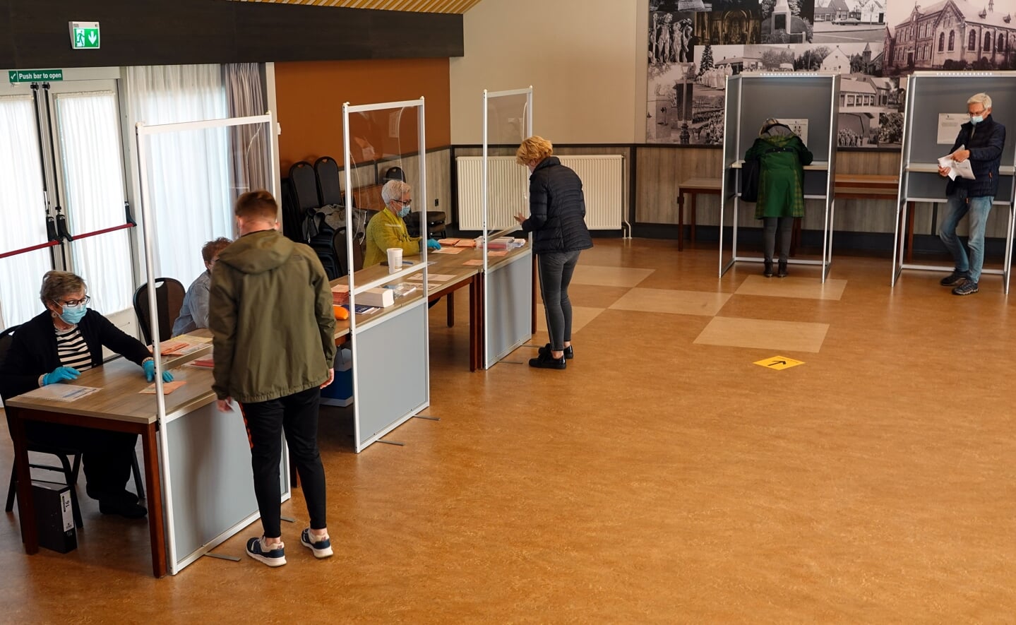Het was gisteren een komen en gaan van kiezers in Esch. (Foto: Albert Stolwijk).