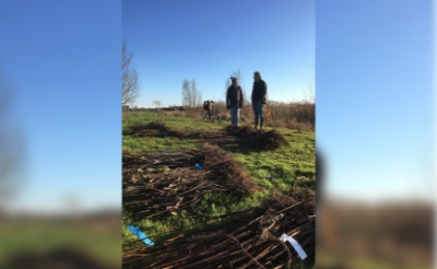 <p>Maurits van Bouwdijk Bastiaanse (rechts) zorgde persoonlijk voor een flinke natuurimpuls in Esch. Tijdens de aanplant is hij in gesprek met John Vermeer van de werkgroep Huis & Omgeving in Transitie. (Foto: eigen collectie).</p>