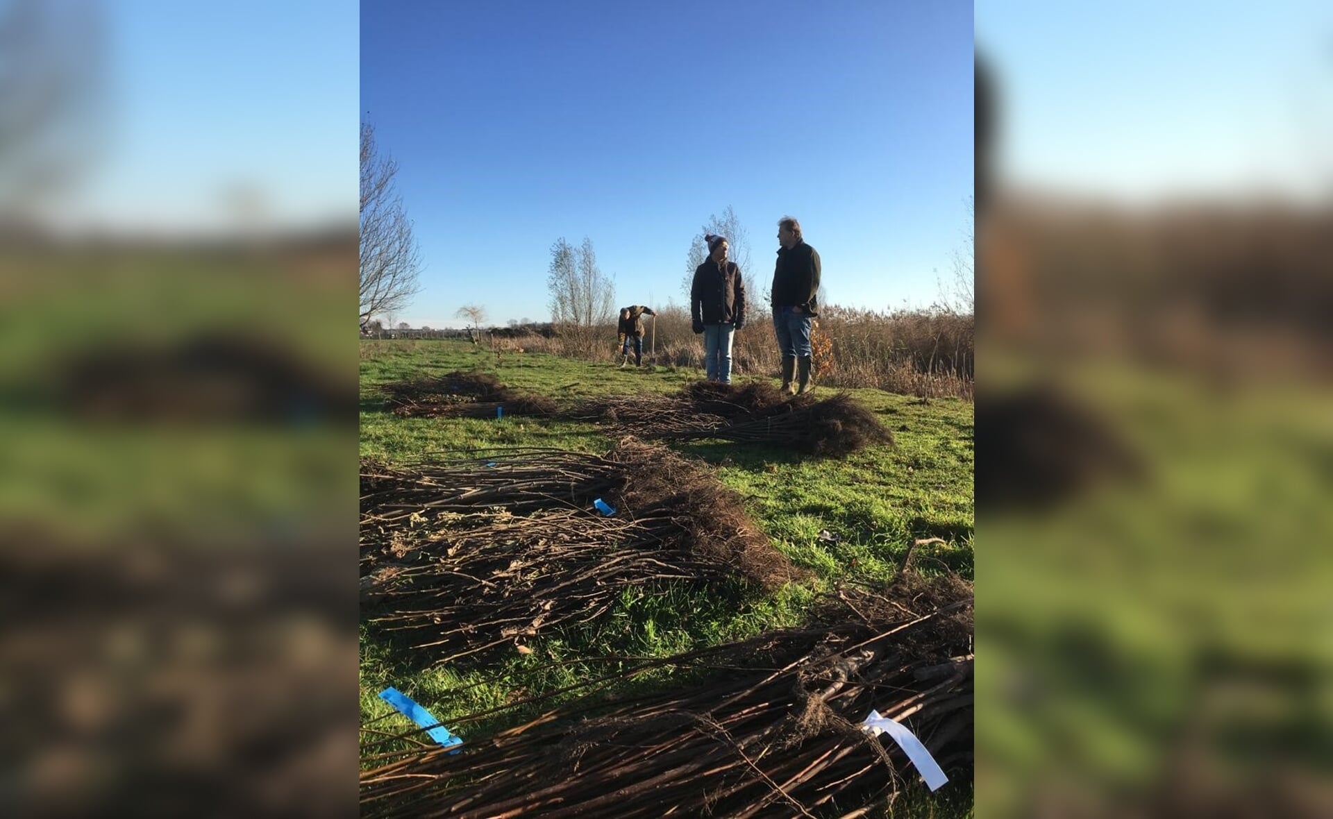 Maurits van Bouwdijk Bastiaanse (rechts) zorgde persoonlijk voor een flinke natuurimpuls in Esch. Tijdens de aanplant is hij in gesprek met John Vermeer van de werkgroep Huis & Omgeving in Transitie. (Foto: eigen collectie).