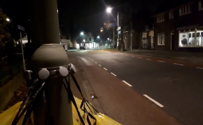 <p>Deze plastic afvalzakken hingen zondagavond allemaal keurig aan een lantaarnpaal in de Van Hornstraat. Echter, op veel plekken in Boxtel slingeren de gele zakken en soms ook de inhoud ervan, dikwijls rond.</p>