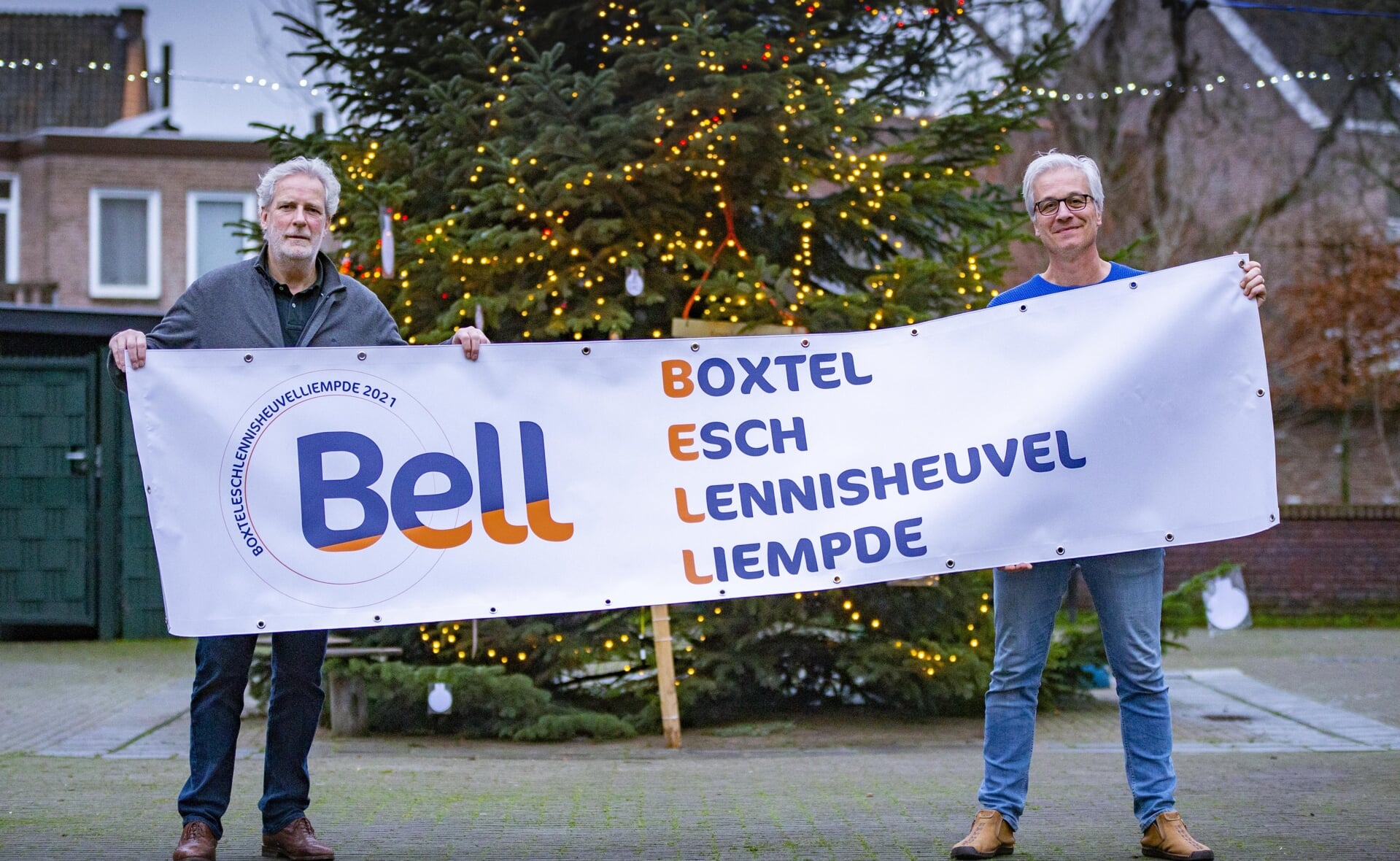 Voorzitter Xaveer van Lokven van Stichting BELL (rechts) en secretaris Paul van Alphen zijn klaar voor de toetreding van Esch bij de gemeente Boxtel. (Foto: Bas van den Biggelaar).