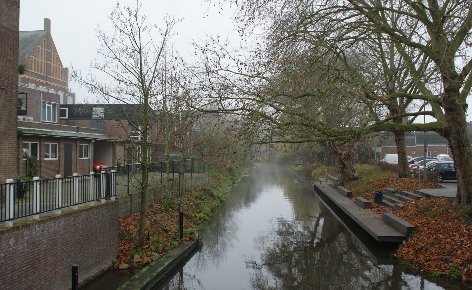 Zicht op de Dommel nabij het parkeerterrein aan de Prins Hendrikstraat. Op deze plek zou de gemeente Boxtel graag een brug aanleggen om de Burgakker – via de bibliotheek – te verbinden met het ‘Zwaanse Plein’. Ook aan de overzijde van de Dommel moeten zitbanken komen.