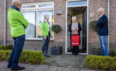<p>Tini Bax was een van de vrijwilligers die een kerstpakket ontving uit handen van René Knoops (rechts) van Het Raadhuis Verzekeringen. Links voorzitter Mario Knoop en secretaris Els van de Wijdeven van De Zonnebloem Liempde. (Foto: Peter de Koning). </p>