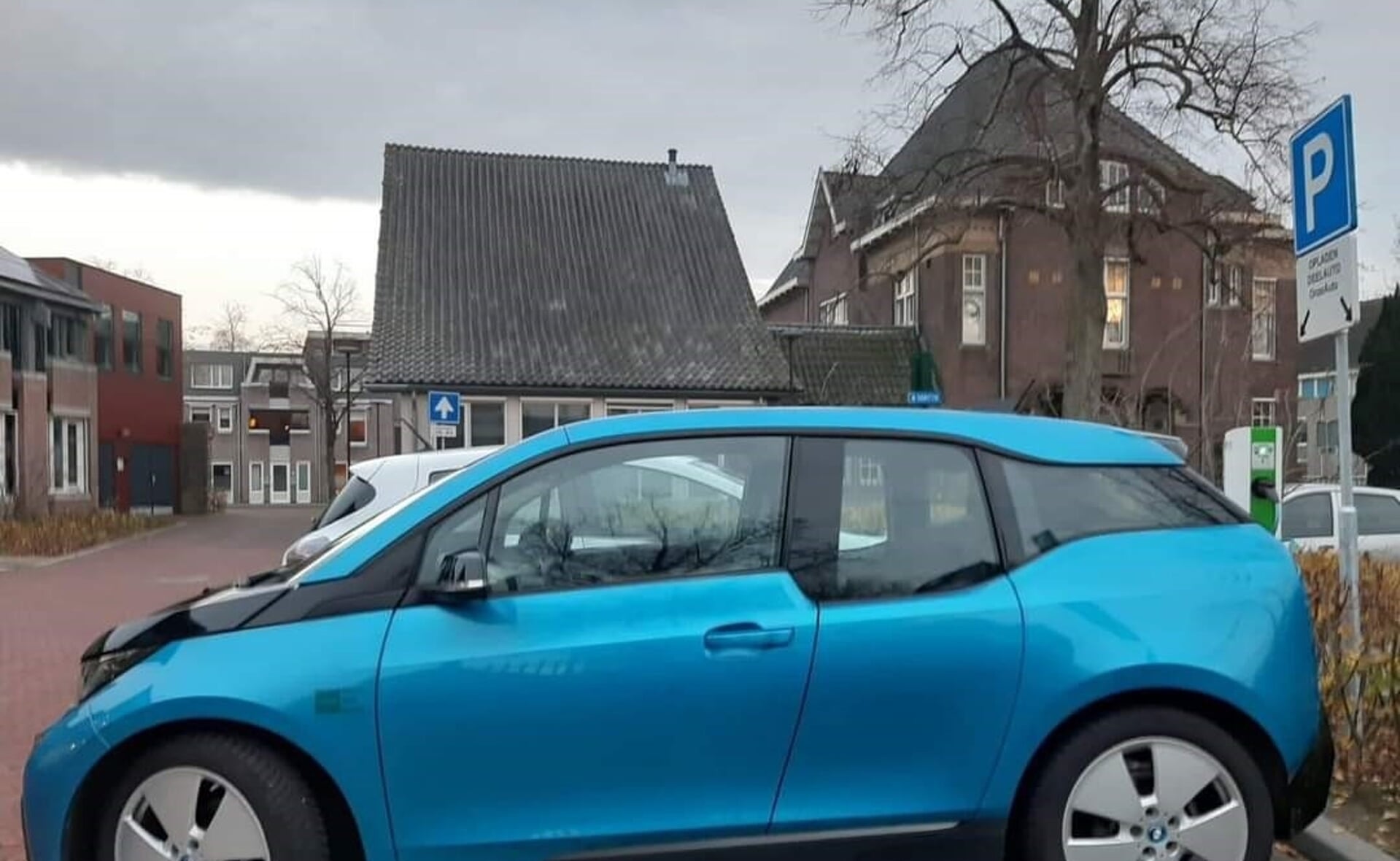 Deze blauwe BMW i3 is onlangs toegevoegd aan het wagenpark van Samen Slim Rijden in Boxtel. Er zijn nu drie deelauto's beschikbaar. (Foto: Transitie Boxtel).