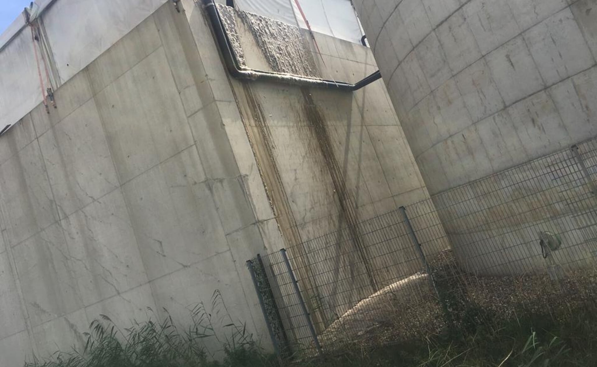 De feesttent die op een van de silo's is gemonteerd om kans op legionellabesmetting te verkleinen, wordt verwijderd. De oplossing, een drijvend ponton, is al in werking. Het is een van de maatregelen om de problemen bij HydroBusiness en Vion op te lossen. (Foto: eigen collectie). 