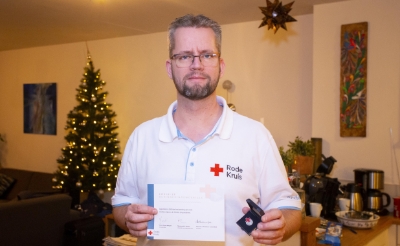 <p>Bas Versteegen uit Boxtel kreeg vorige week een herinneringsspeld van het Rode Kruis voor zijn inzet tijdens de coronacrisis.</p>