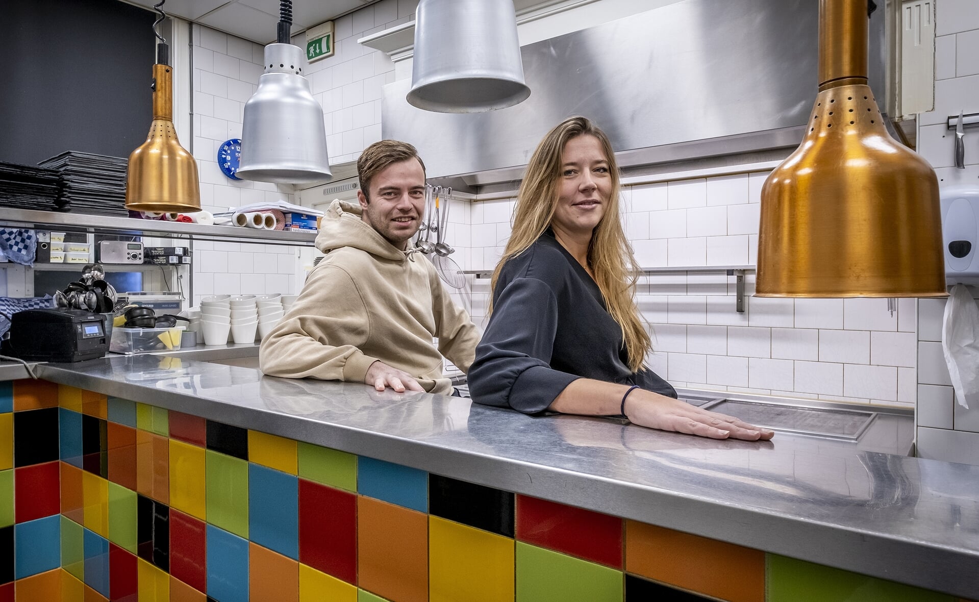 Souschefs Suzan van der Steen en Rik Mimpen verruilen hun werkplek in restaurant De Rechter in Boxtel voor de keuken van zorgcentrum Sint-Joris in Oirschot. Ze helpen een handje in de door corona overbelaste zorg.