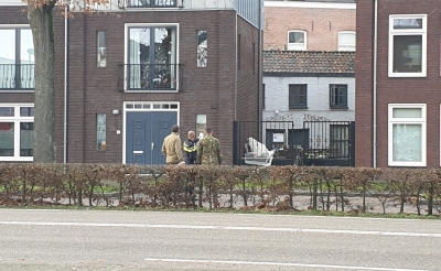 <p>De medewerkers van de EOD hebben mogelijk explosief materiaal ontdekt in de witte woning op deze foto.</p>