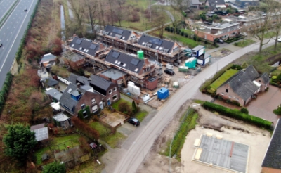 <p>Luchtfoto van het bouwproject Petershof dat komend voorjaar opgeleverd moet worden aan de Schijndelseweg. Links is de rijksweg A2 zichtbaar, rechtsonder de fundering van een vrijstaande woning in aanbouw. (Foto: Albert Stolwijk). </p>