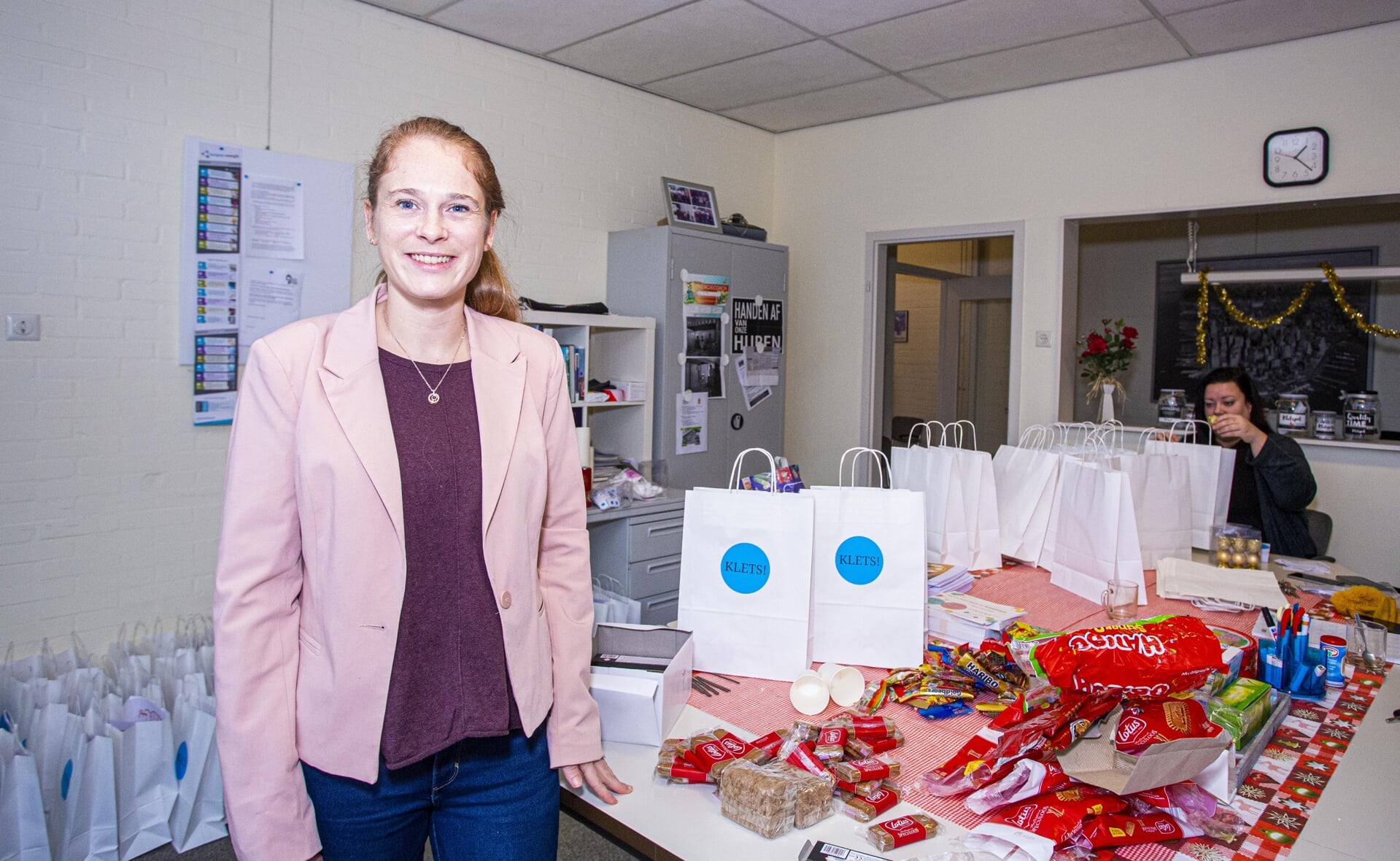 Buurtondersteuner Femke Sweep van ContourdeTwern in het nieuwe Kletspunt Selissenwal. Daar was ze vorige week bezig om goodiebags voor vrijwilligers samen te stellen. (Foto's: Bas van den Biggelaar).