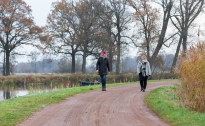 <p>Linda van Boeckel (links) en Josien den Otter op een van hun vele wandelingen dit jaar. De foto is genomen op het Hooibrugpad bij rivier de Dommel. </p>