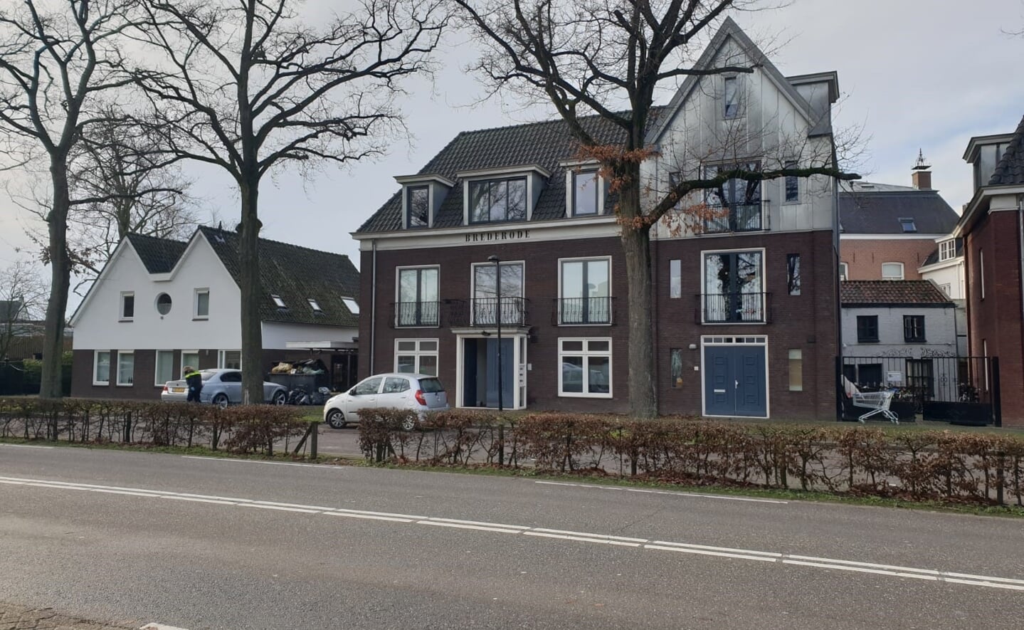 In een appartement in dit gebouw aan de Brederodeweg is vuurwerk ontploft.