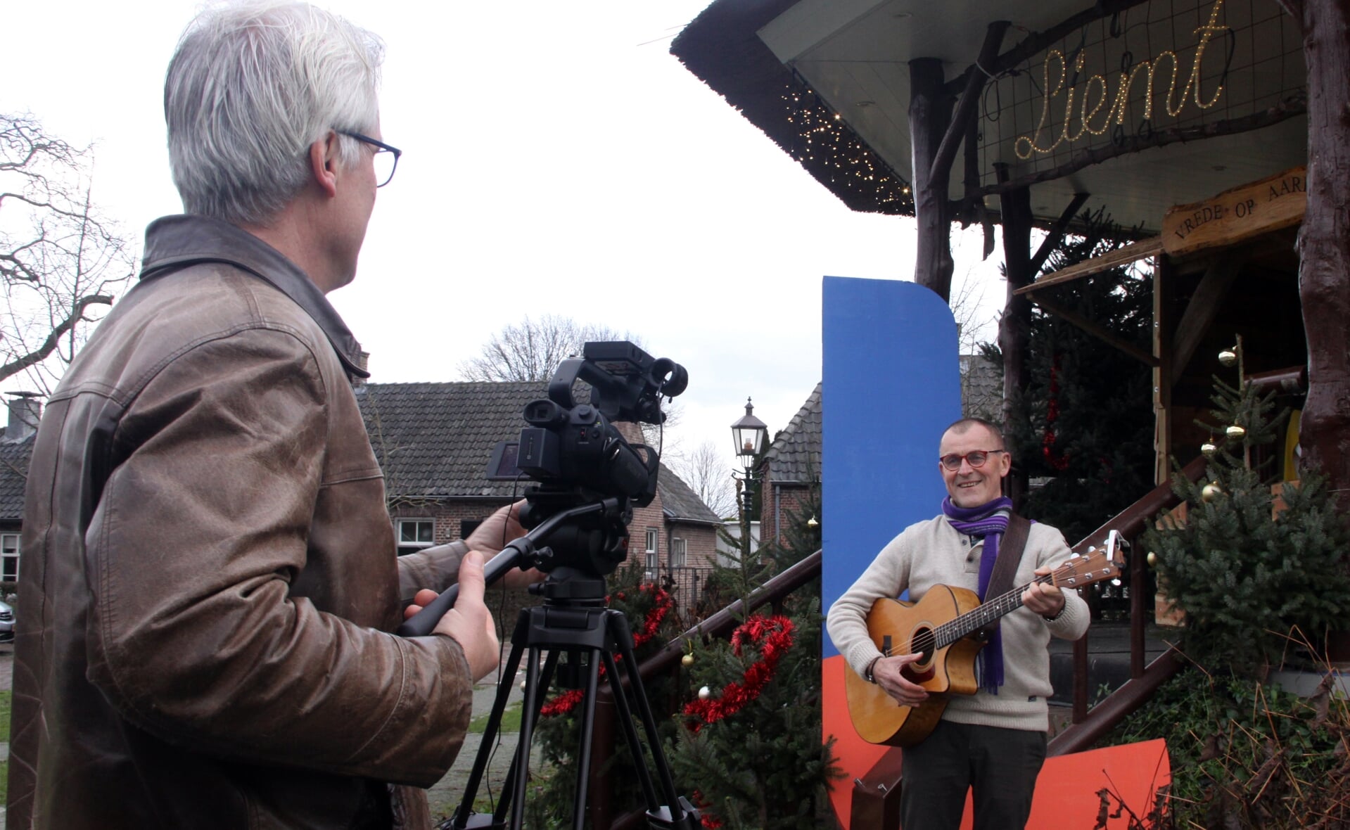 Initiatiefnemer Xaveer van Lokven (links) interviewt Jan van der Heijden voor de welkomstfilm die tijdens oudjaarsavond vanaf 20.00 uur wordt uitgezonden op Omroep Dommelland. (Foto: Gerard Schalkx).