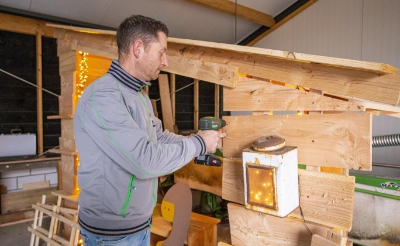 <p>Jeroen van Kessel bouwt een kerststal van afvalhout. De beelden heeft hij met een figuurzaag vormgegeven. ,,In het buitengebied mag zo'n kerstgroep best groot zijn, ik heb ruimte genoeg." (Foto: Bas van den Biggelaar).</p>