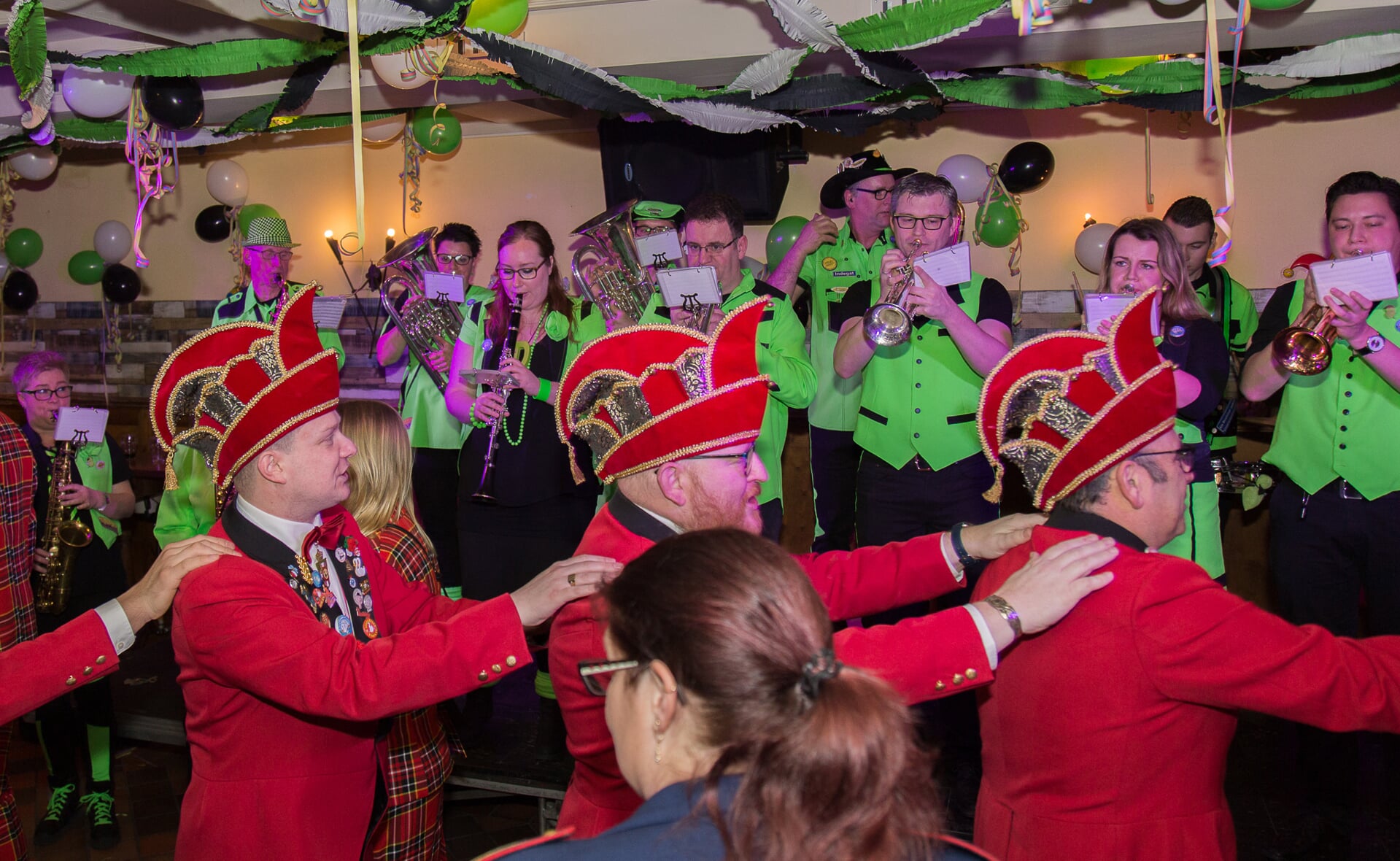 Het Karnavals Kriebels Konsert vormt jaarlijks een muzikale opmaat voor de leutvierdaagse in Eendengat. (Foto: Hans van Doorn). 