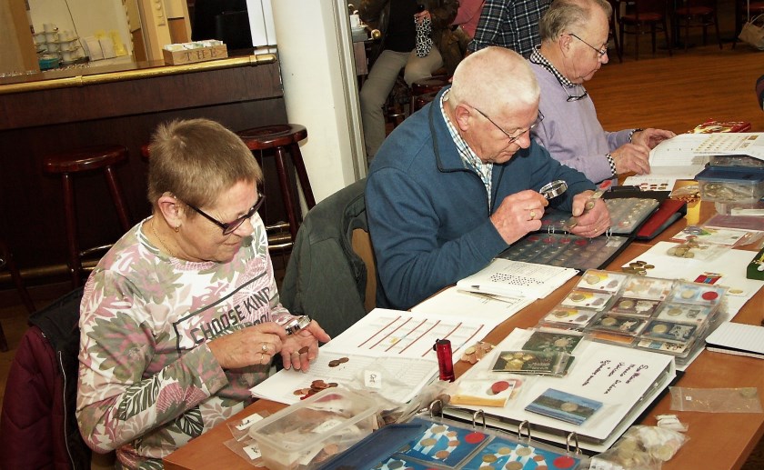 Verzamelbeurs. Zondag vindt er weer in plaats, in De Walnoot. Foto (Ad van de Wetering) uit het archief.