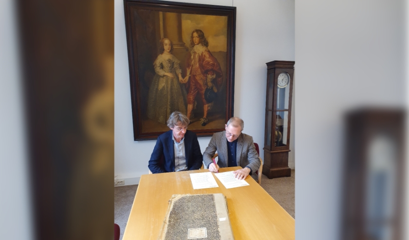 Overdracht historicus Richard Hoving (links) en rijksarchivaris Jan Sanders van het BHIC. Foto: BHIC.