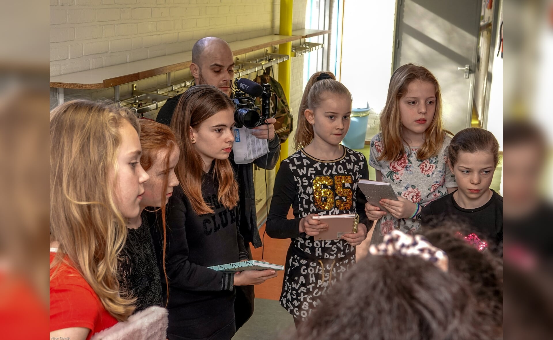 Achtstegroepers van basisschool De Hobbendonken maakten twee weken geleden als eersten opnamen voor hun zelfgeschreven script over privacy. (Foto: Albert Stolwijk). 