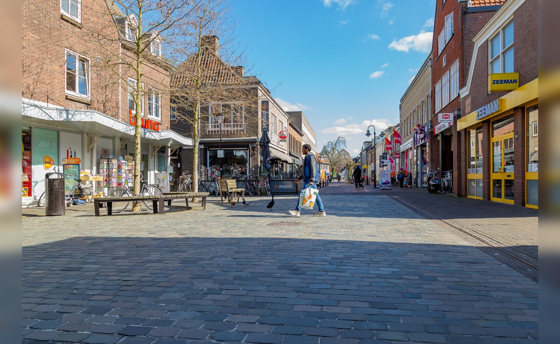 Het was zaterdagmiddag ongewoon rustig in het centrum van Boxtel. Ondanks de lentezon waren de terrassen, straten en winkels vrijwel leeg. (Foto: Hans van Doorn).