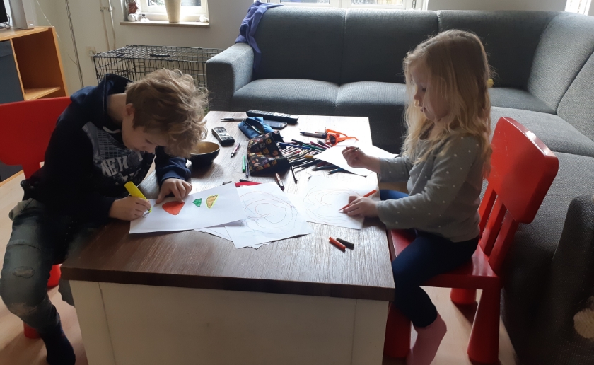 Quinn en Emma zijn de hele week al doende om tekeningen te maken voor ouderen die vanwege het corona virus geen bezoek mogen ontvangen.