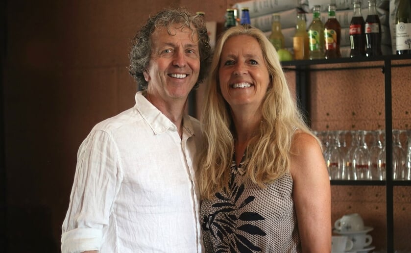 Toine van der Weerden en Monic Holman ontvangen iedereen gastvrij in Kunstcafé Coupé aan het Stationsplein 4 in Boxtel