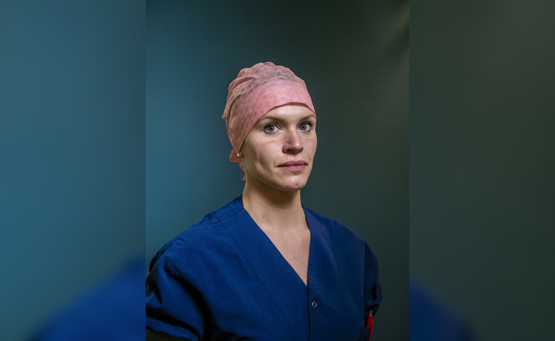 Verpleegkundige Lisa Kreemer gefotografeerd na een nachtdienst in de eerste coronagolf. Het portret dat Jiri Büller op 11 april 2020 maakte voor de Volkskrant won de Zilveren Camera in de categorie enkel portret. 