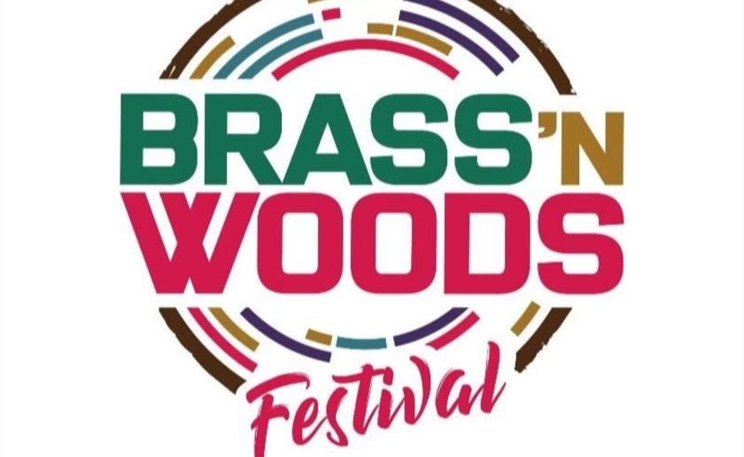 Brass ’n Woods krijgt onder andere twee overdekte mainstages, foodtrucks, bars en een camping. Bijzonder is dat het publiek met nadruk wordt uitgenodigd blaasinstrumenten mee te brengen.