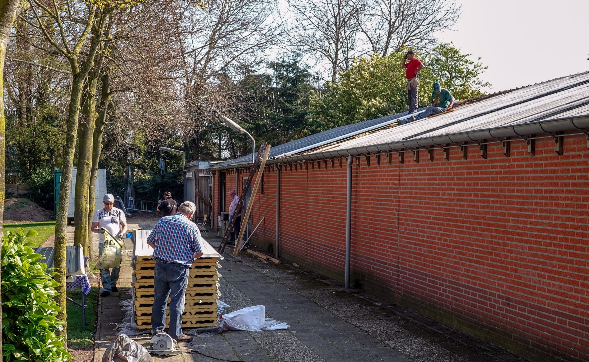 Leden van L'Union Liempde zijn in touw om het dak van de handboogdoelen aan de Heidezoom te vervangen. Storm Dennis veroorzaakte in februari grote schade aan de dakplaten. 