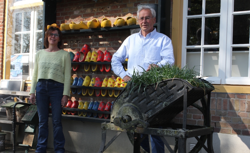 Maria Jeurissen en Emile Lockefeer bij de gesloten kinderboerderij waar het doorgaans een vrolijke boel is.