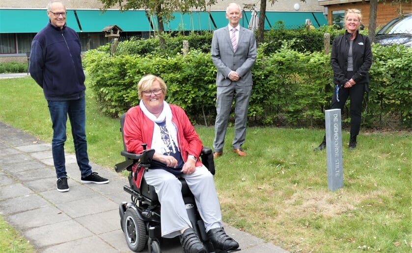Afgelopen week werd de door kunstenaar Marten Groen gemaakte Stiltezuil bij Het Wereldhuis onthuld. Foto: Ad van de Wetering
