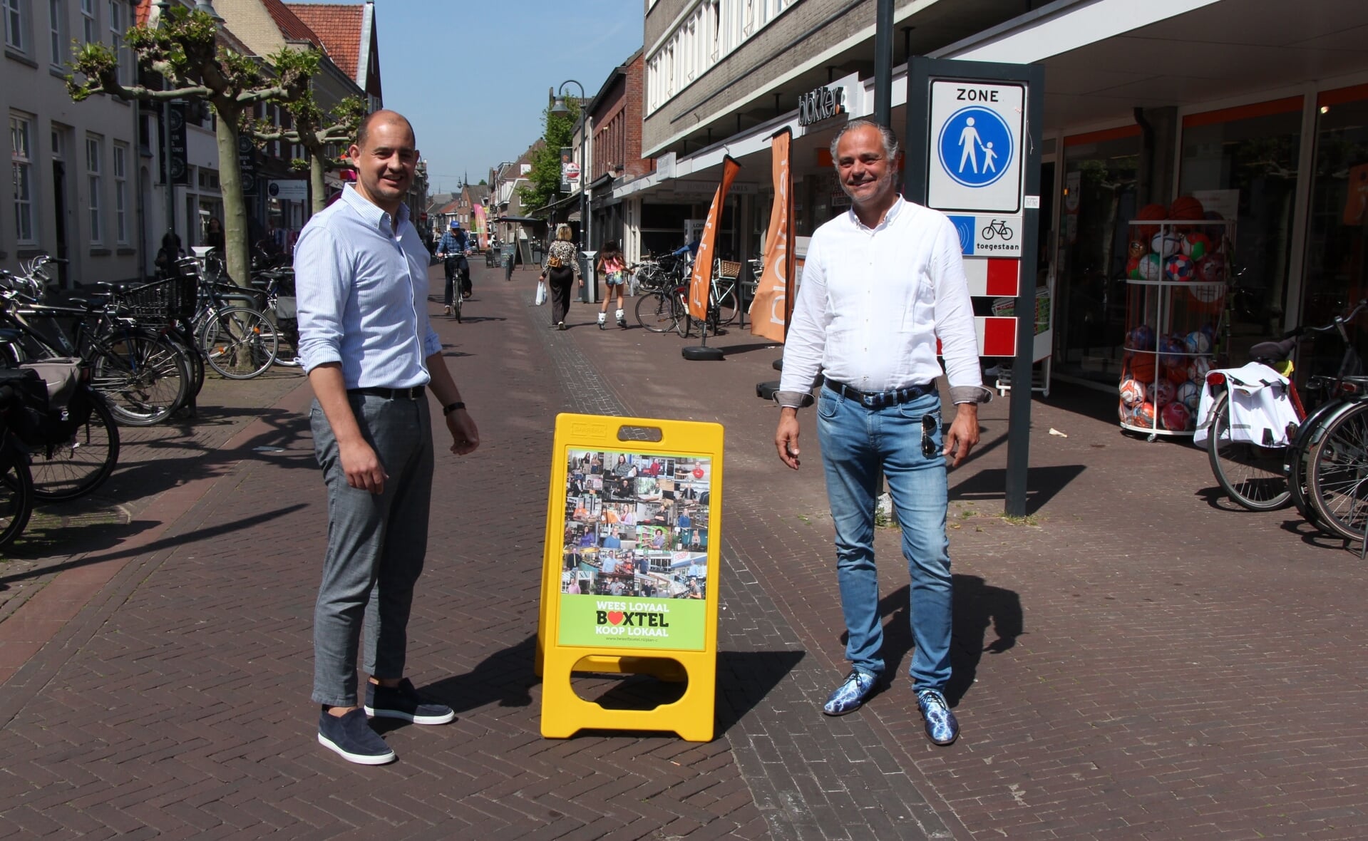 Filipe van den Borne en Patrick Bunskoek presenteren het bord dat op 25 locaties in de gemeente geplaatst wordt. (Foto: Jan Hermens).