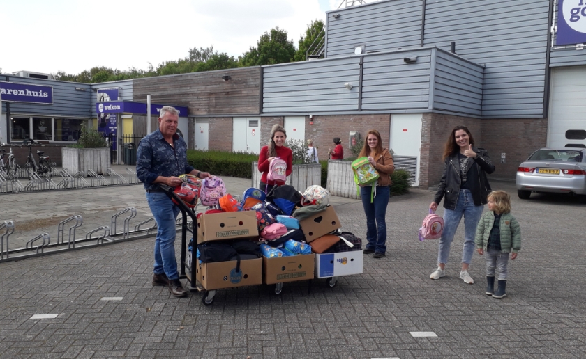 Het Goed vult rugzakjes voor kinderen in kamp Moria op Lesbos.