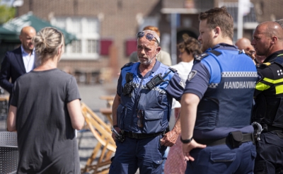 <p>Tijdens de proef voor de beste opstelling van de Marktterrassen volgens de anderhalvemeterregels, waren de boa's ook aanwezig. (Foto: Bas van den Biggelaar, 2020).</p>