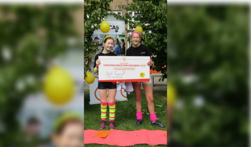Ilse Veenstra (l) en Anouk Bressers met het ticket voor de finale van Vakkanjer Scout.