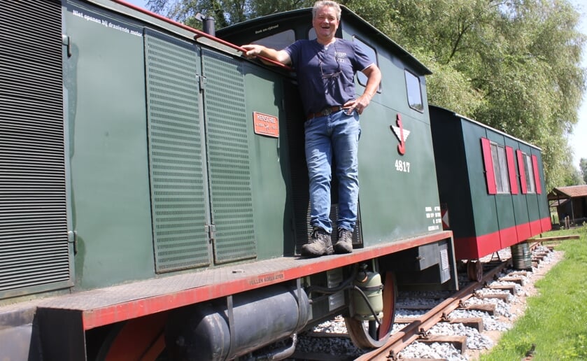 Jos Sanders kocht een tuinhuisje in de vorm van een locomotief die precies past bij het nabij gelegen Duits lijntje. Foto wendy van Lijssel