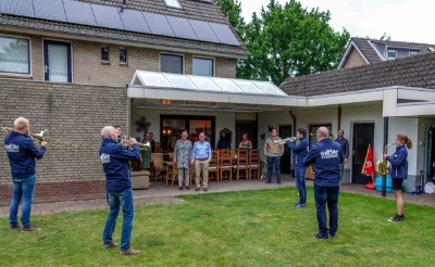 Een delegatie van hofkapel De Kromploegers brengt voor de honderdste keer een coronatechnisch verantwoorde muzikale felicitatie. Henri van Ruremonde is de jarige die de serenade ontvangt. (Foto: Albert Stolwijk).