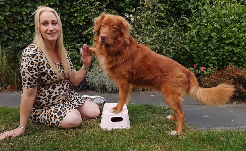 De hoogzwangere Marit Klijn met haar hond Borre waarmee ze al jaren 'danst'.