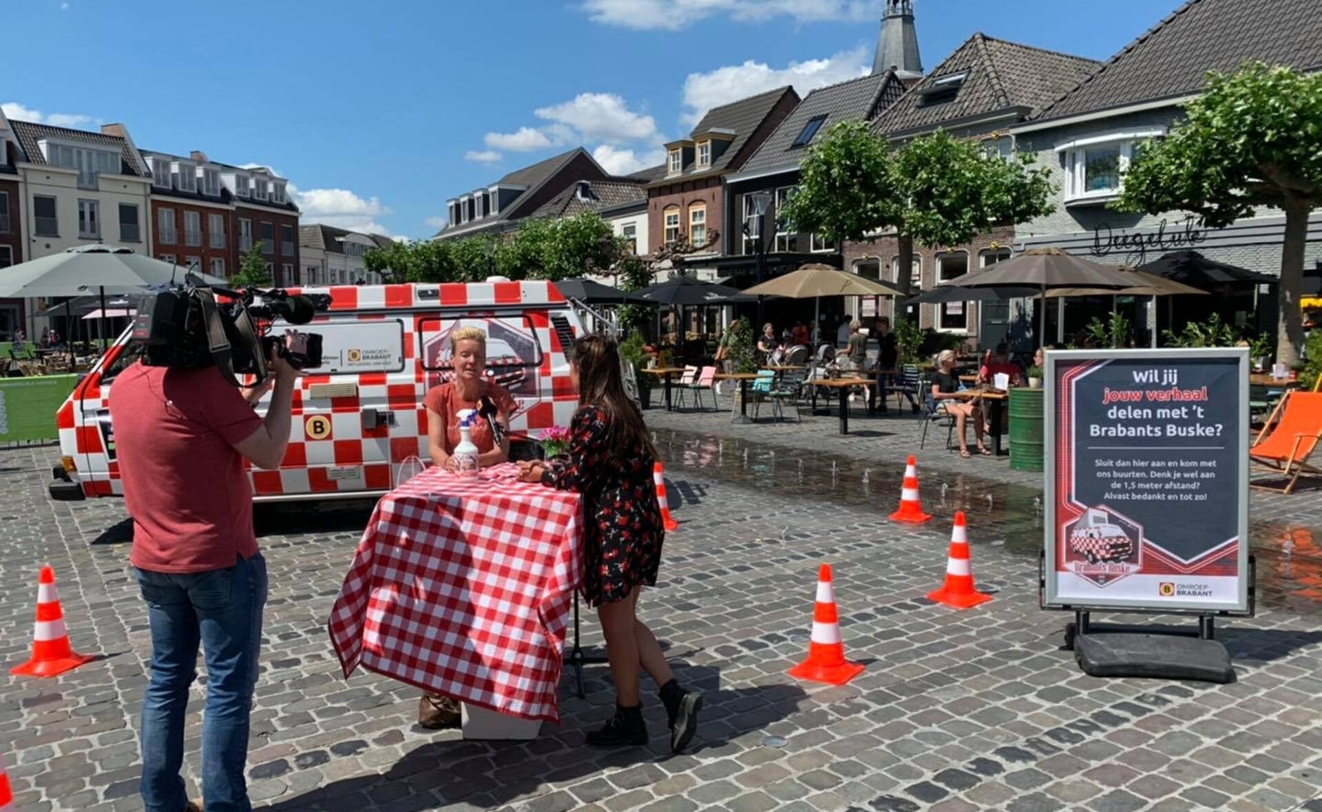 't Brabants Buske parkeerde zaterdagmiddag op de zonovergoten Markt in Boxtel. (Foto: Facebookpagina Omroep Brabant). 