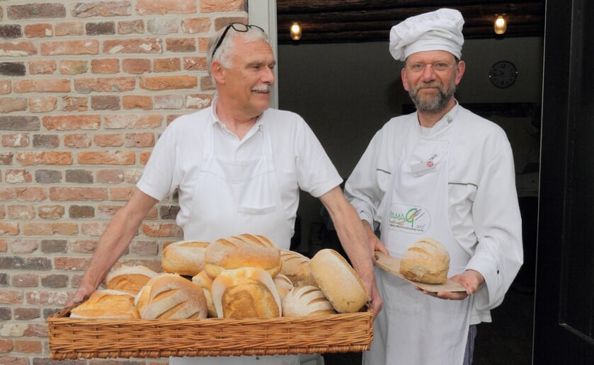 Bakkers Stephan van den Meulebrouck (rechts) en Frank Bax zijn trots op hun producten. (Foto: Ruud van Nooijen).