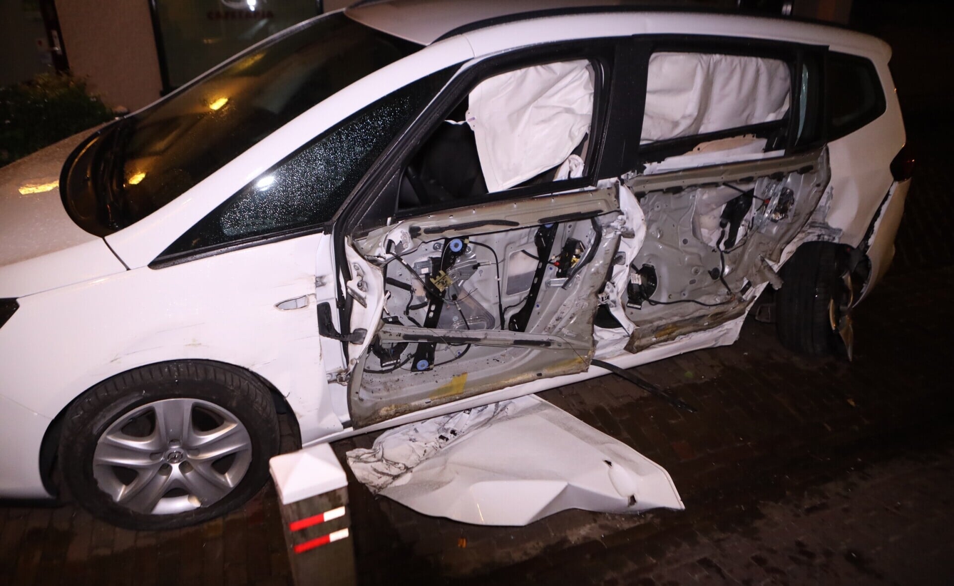 De auto die de 16-jarige jongen uit Esch gebruikte voor zijn joyride, was van zijn ouders en raakte zwaar beschadigd. (Foto: Sander van Gils).