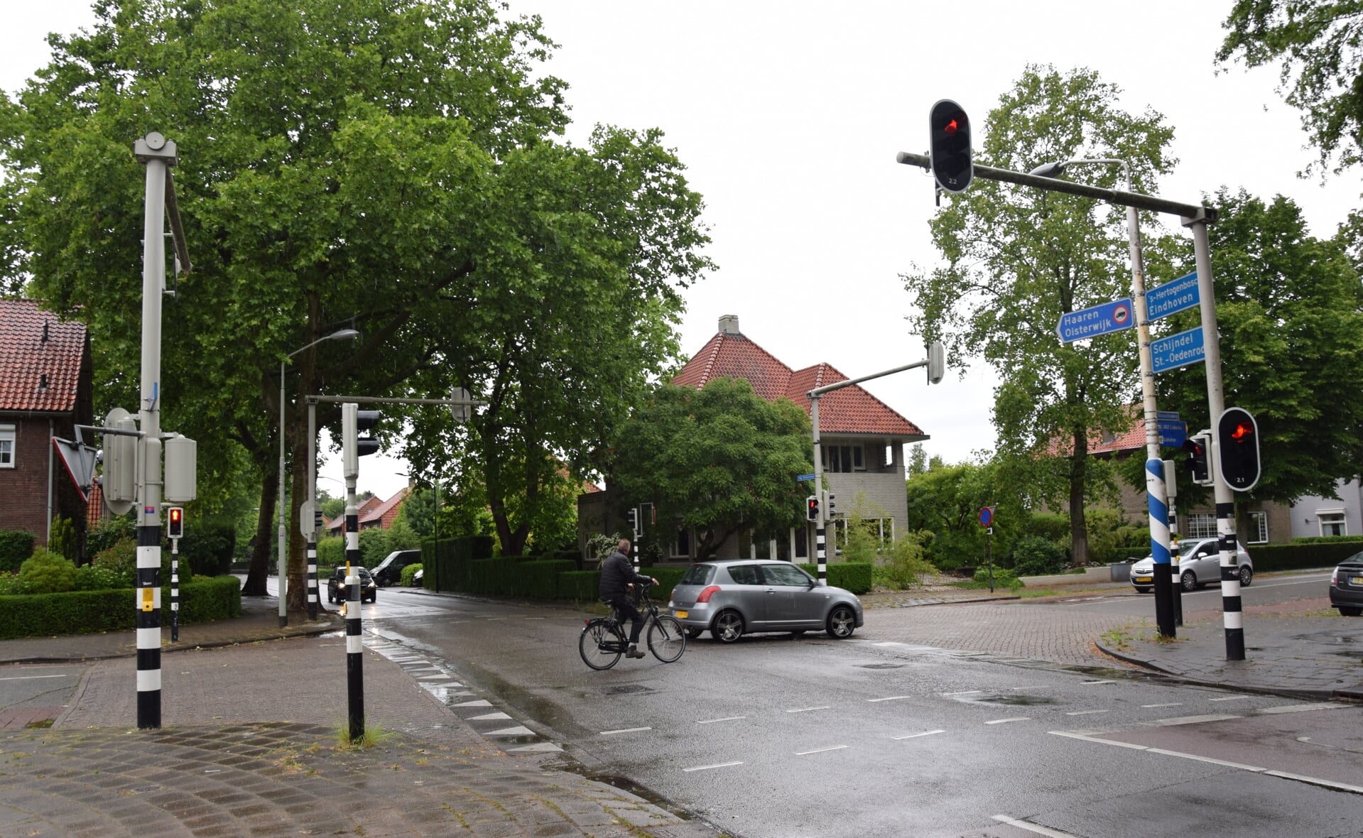 De oude palen maar met nieuwe slimme stoplichten. Deze moeten er voor zorgen dat het verkeer op het kruispunt Mgr. Wilmerstraat/Vic. van Alphenlaan/Bosscheweg sneller kan oversteken. (Foto: Rens van den Elsen).