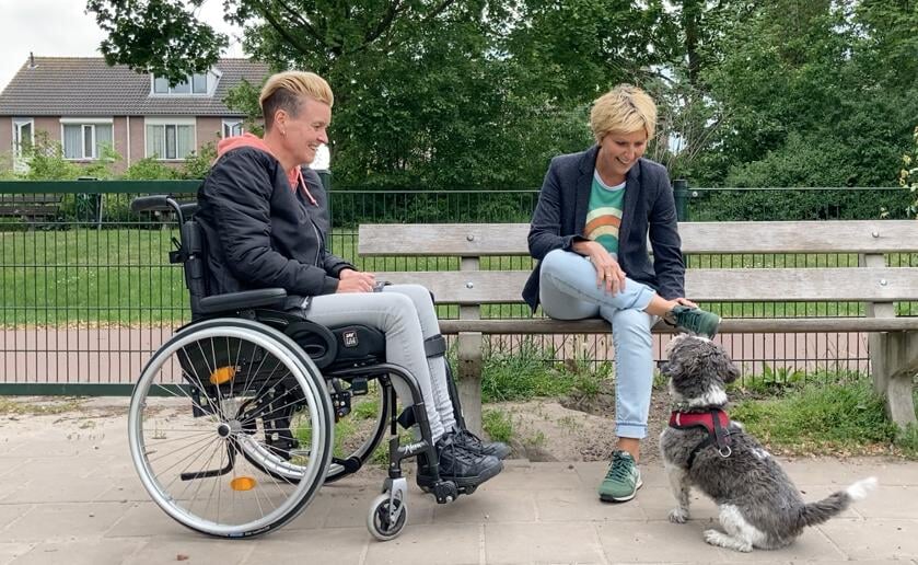 De Boxtelse zangeres Dorien Habraken in gesprek met Niki van de Wier (links) die aan MS lijdt. Ze is ook kort te zien in de bijbehorende videoclip.