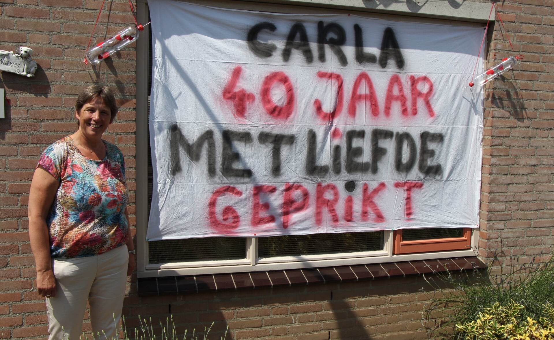 Vrienden versierden Carla's huis aan de Corpus. Veertig jaar neemt de Boxtelse al bloed af en ze wil daar nog graag een aantal jaren mee doorgaan. (Foto: Jan Hermens).