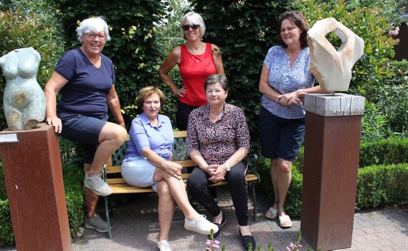 De Maandaghakkers komen wekelijks bij elkaar en verheugen zich om te laten zien wat ze maken. Foto Wendy van Lijssel