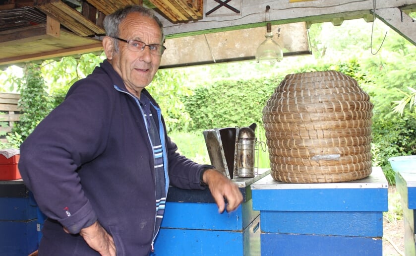 Jan van den Langenberg is actief op allerlei fronten, waarbij hij imker is, lid van de bijenvereniging en korven vlecht. Foto: Wendy van Lijssel