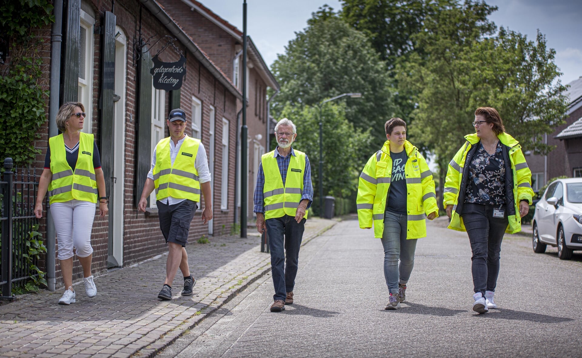 De vrijwilligers van de buurtpreventie in Esch, v.l.n.r.: Anja van Roosmalen, Sebastiaan Stegeman, Koen Pilot en Daphne van de Zande. Zij zoeken extra mensen die in het dorp een oogje in het zeil willen houden en een coördinator. Geheel rechts loopt Renata Kuijpers-Bos, een van de huidige coördinatoren voor de gemeente Haaren (Foto: Bas van den Biggelaar).