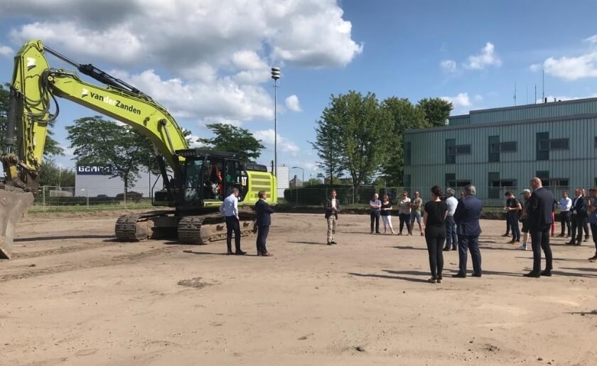 <p>Wethouder Peter van de Wiel gaf in 2019 het startschot voor de aanleg van nieuwbouwwijk Heem van Selis. De eerste fase vordert inmiddels gestaag. Foto: archief De Meierij Boxtel. </p>