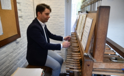 Mathieu Polak bespeelt een carillon. Zondag 26 juli geeft hij een concert op de beiaard in de Boxtelse Sint-Petrustoren. (Foto: eigen collectie).