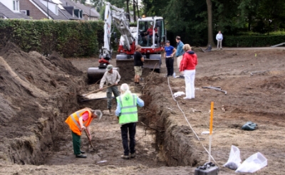 Bij de archeologische opgravingen in de Liempse pastorietuin assisteren lokale heemkundigen van Kèk Liemt. (Foto's: Gerard Schalkx).